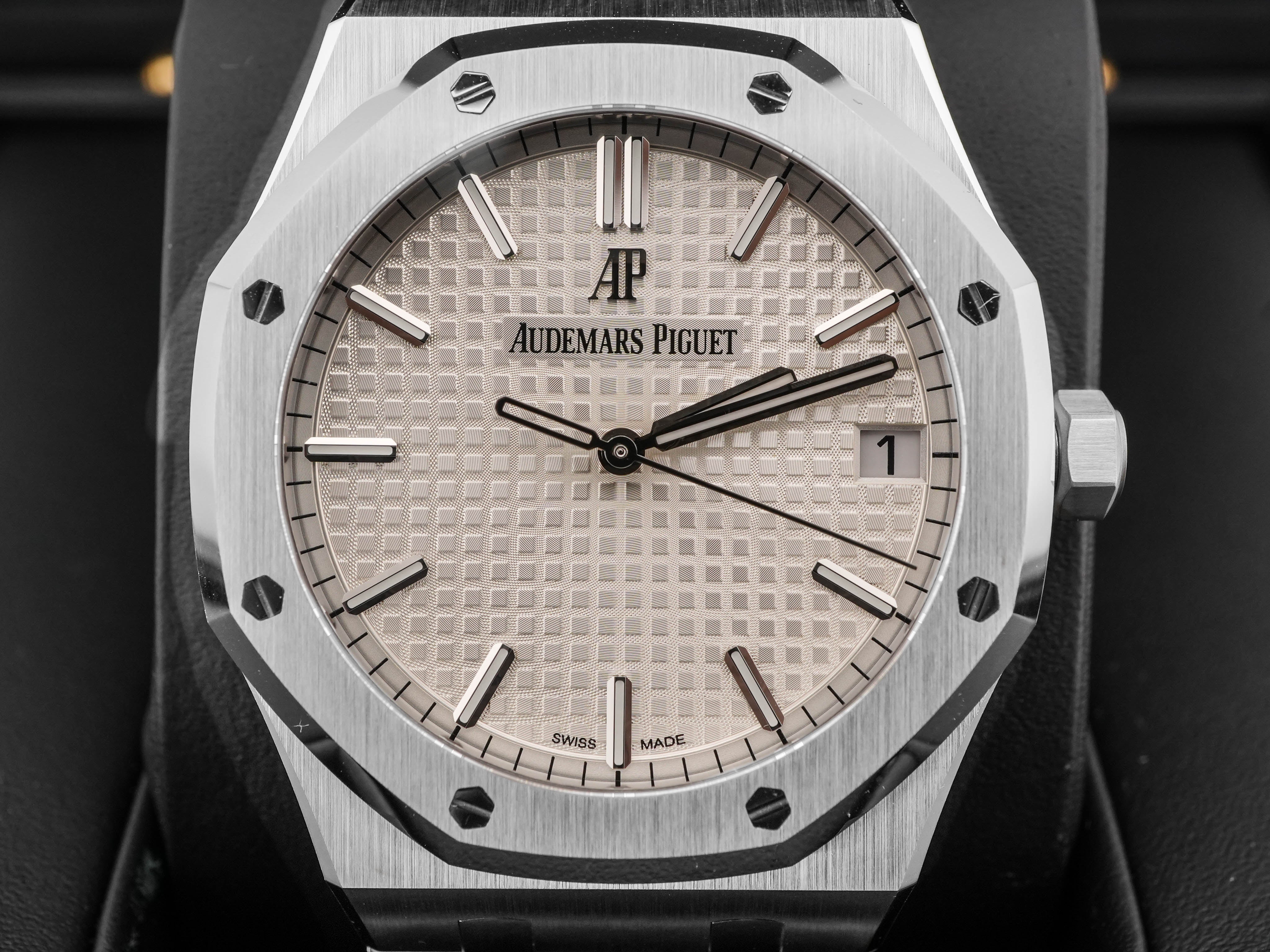 Audemars Piguet 15500ST.OO.1220ST.04 Royal Oak 41 mm White Dial Stainless Steel Box and Papers 2022 - Image 3