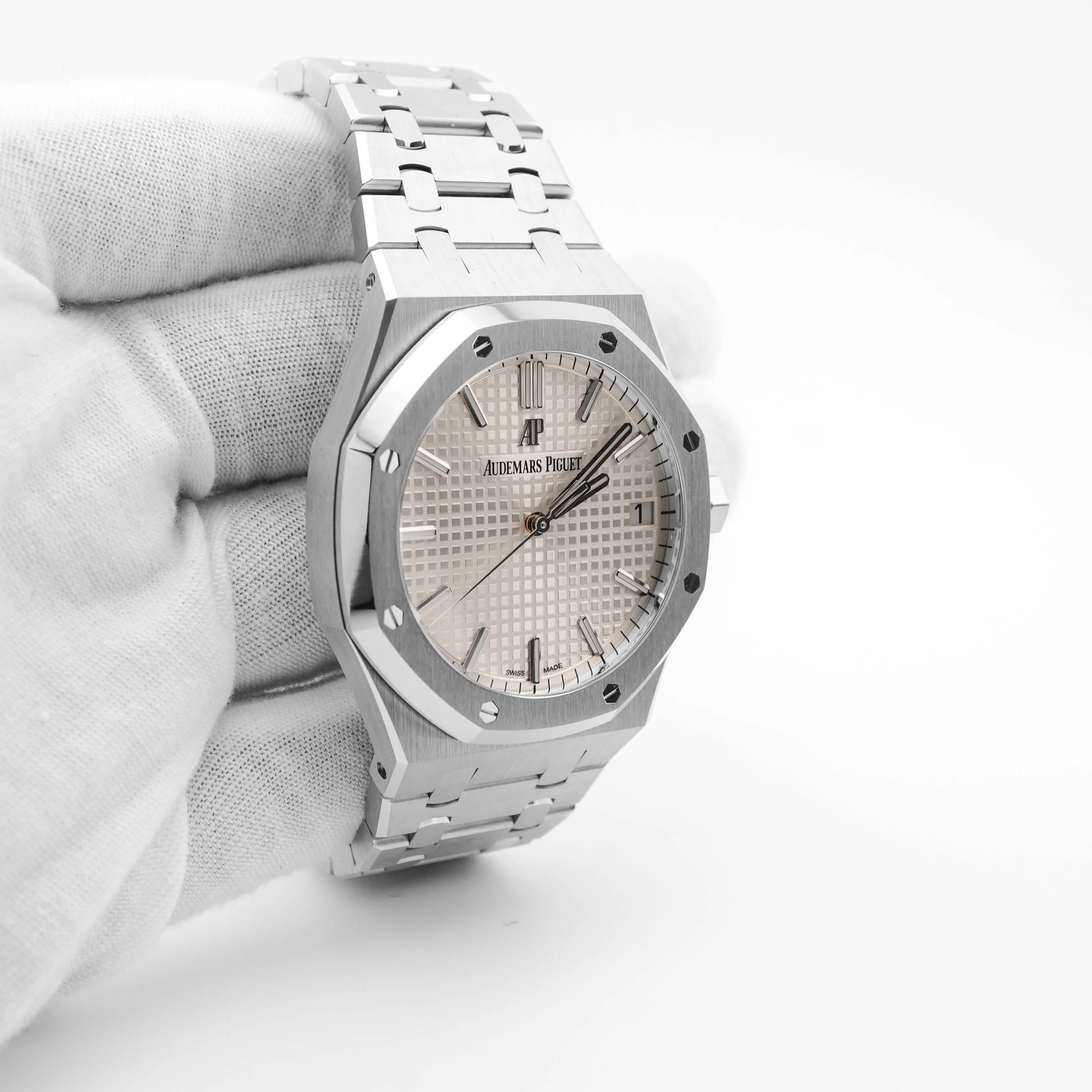Audemars Piguet 15500ST.OO.1220ST.04 Royal Oak 41 mm White Dial Stainless Steel Box and Papers 2022 - Image 4