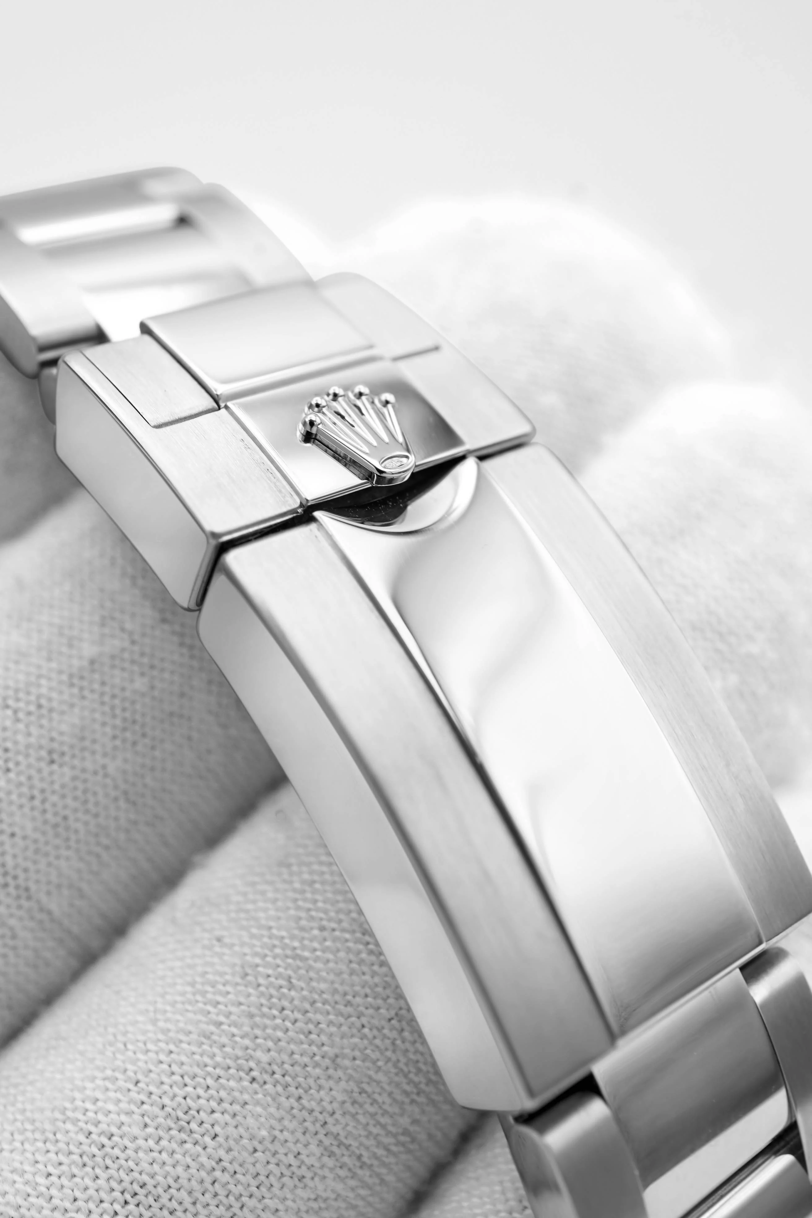 Rolex 116680 Yacht-Master II 44 mm White Dial Blue Ceramic Bezel Box and Papers 2021 - Image 5