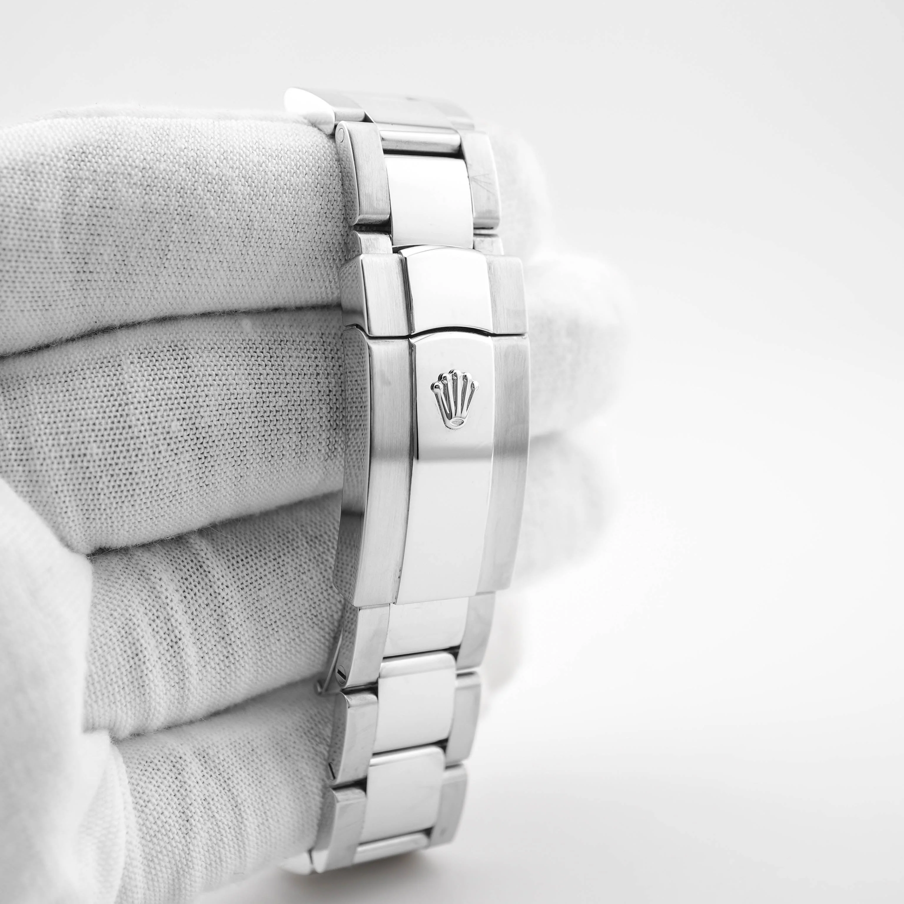 Rolex 126200 Datejust 36 mm Smooth Bezel White Roman Dial Oyster Bracelet Box and Papers 2019 - Image 5