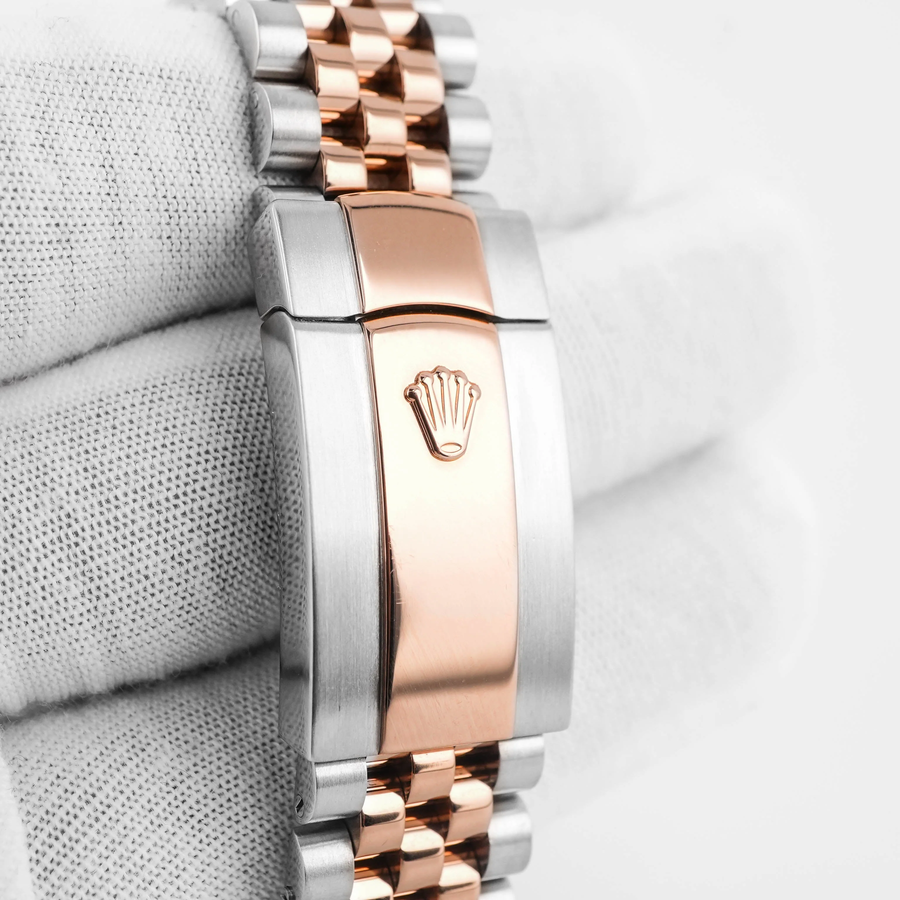 Rolex 126331 Datejust 41 mm 18K Rose Gold Sundust Dial Jubilee Bracelet Box and Papers 2020 - Image 5