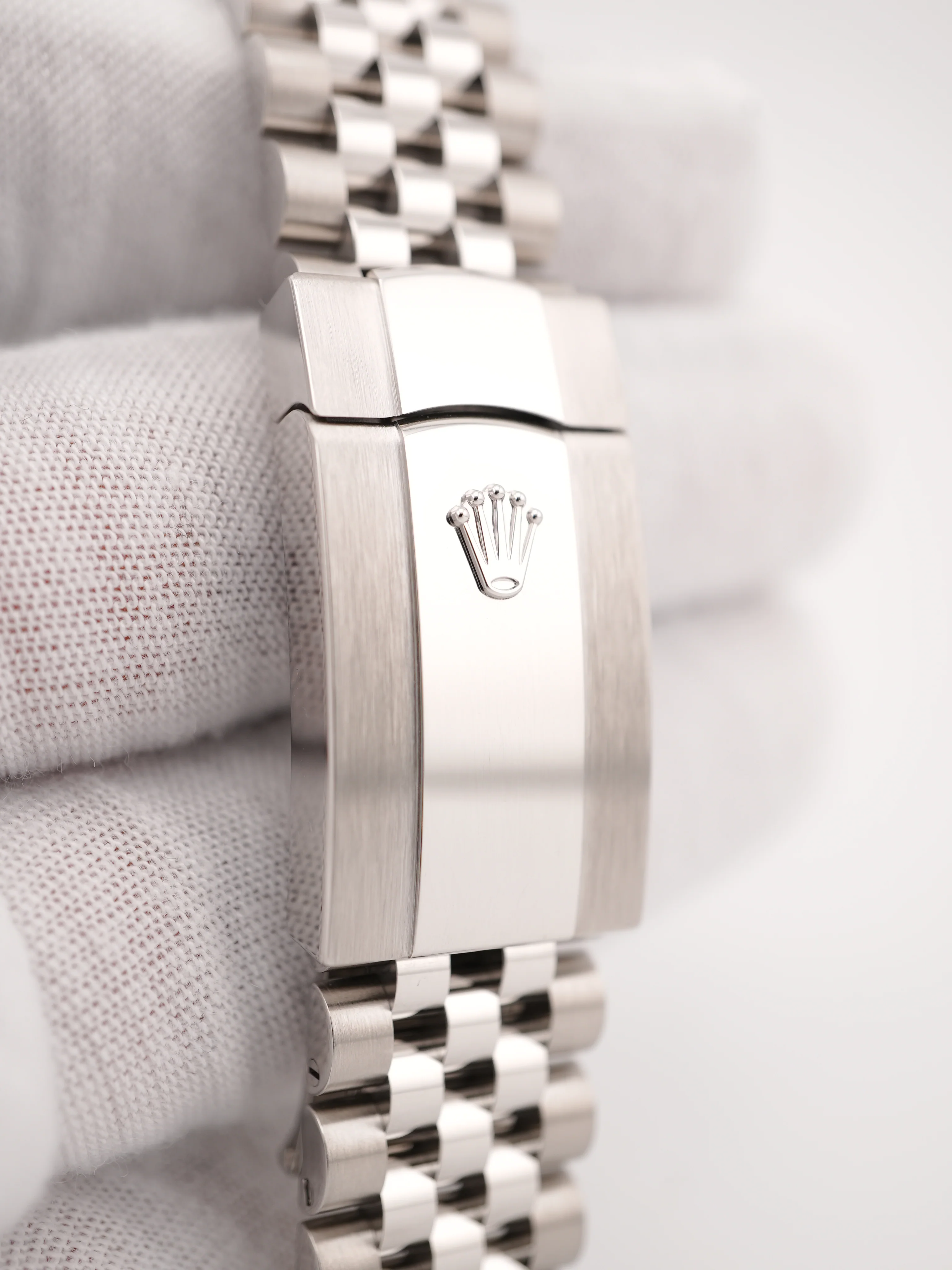 Rolex 126334 Datejust 41 mm Fluted Bezel White Roman Dial Jubilee Bracelet Box and Papers 2025 - Image 5