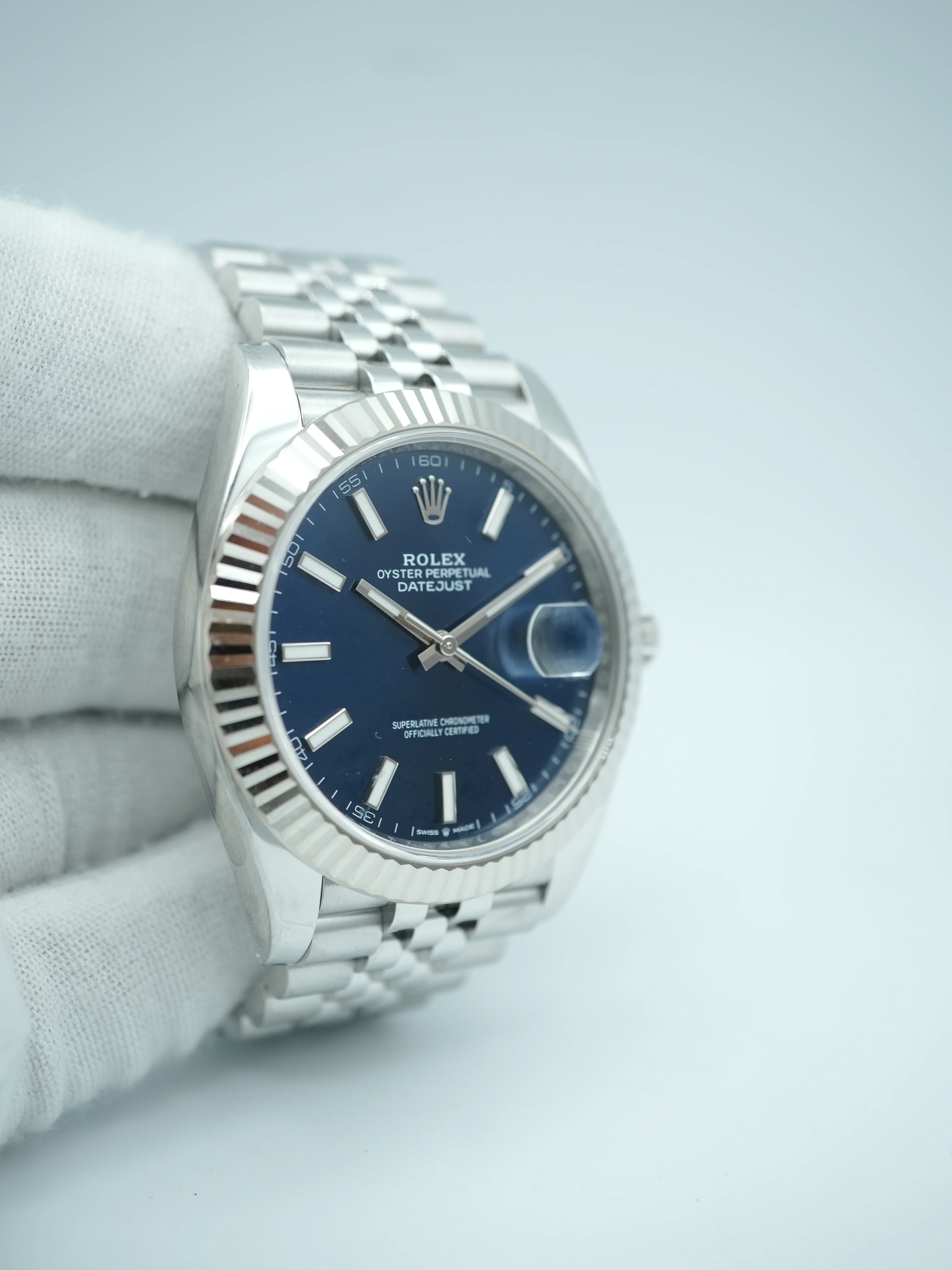 Rolex 126334 Datejust 41 mm Fluted Bezel Blue Index Dial Jubilee Bracelet Box and Papers 2025 - Image 4