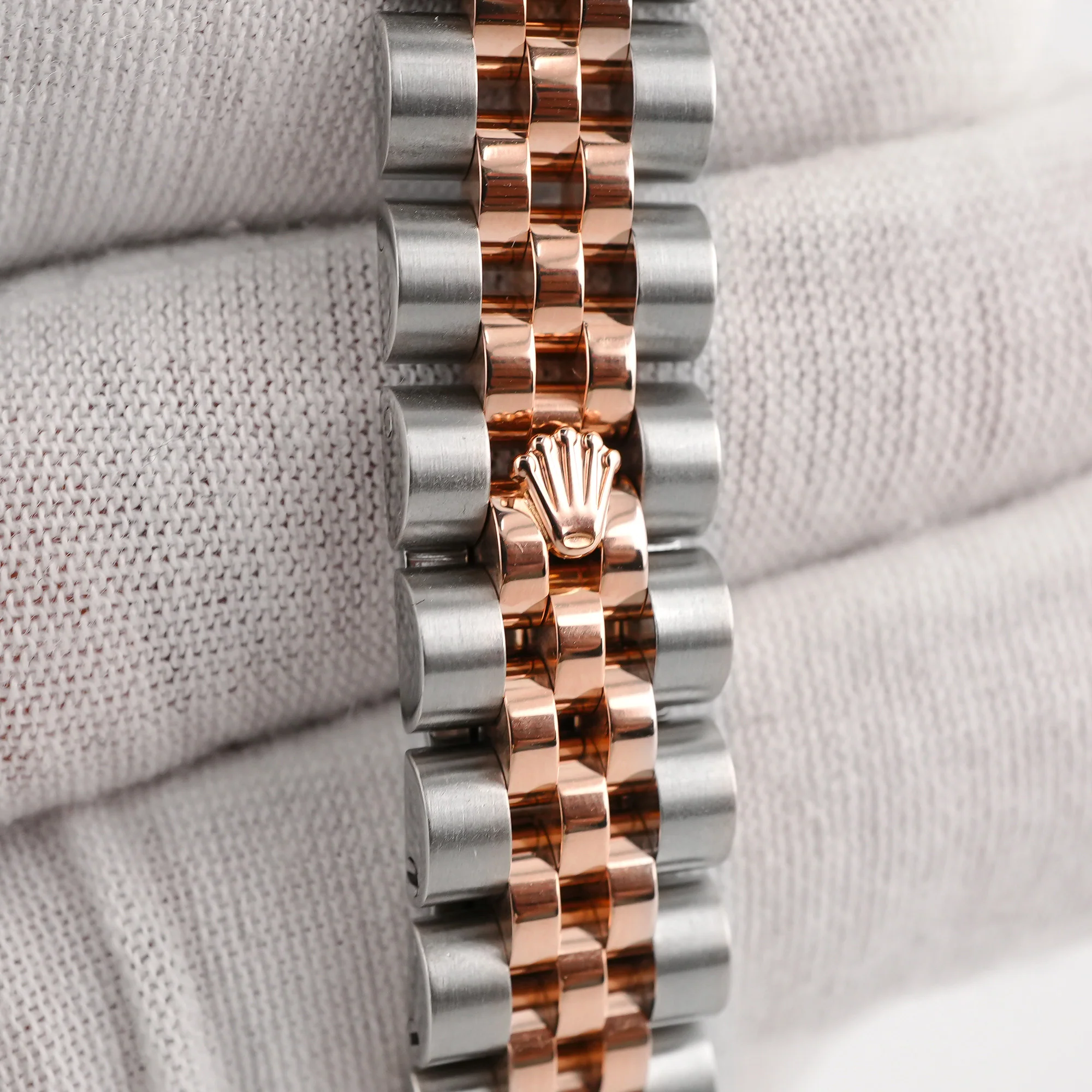 Rolex 179171 Lady-Datejust 26 mm 18K Rose Gold MOP Diamond Dial Jubilee Bracelet Box and Papers 2011 - Image 4