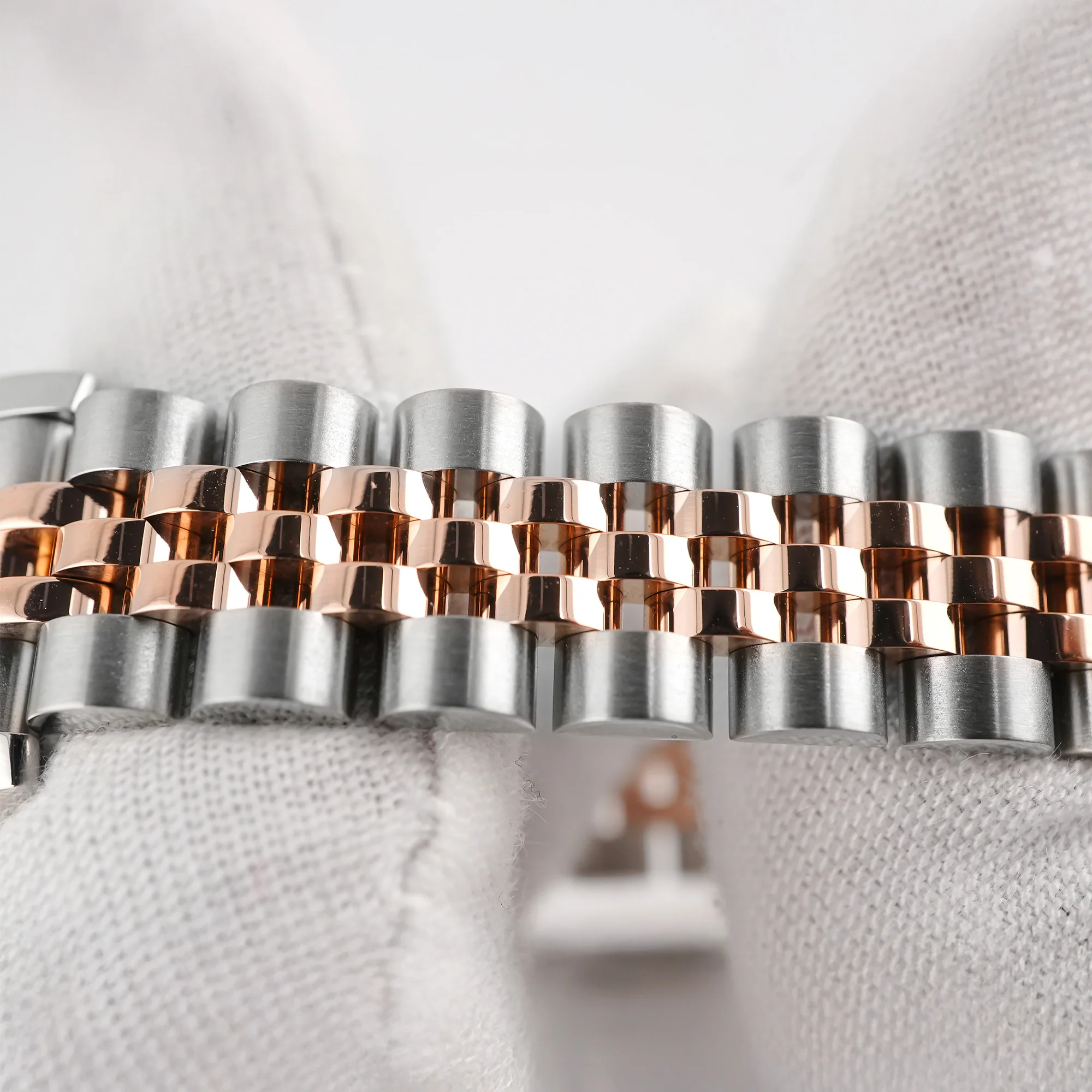Rolex 179171 Lady-Datejust 26 mm 18K Rose Gold MOP Diamond Dial Jubilee Bracelet Box and Papers 2011 - Image 5