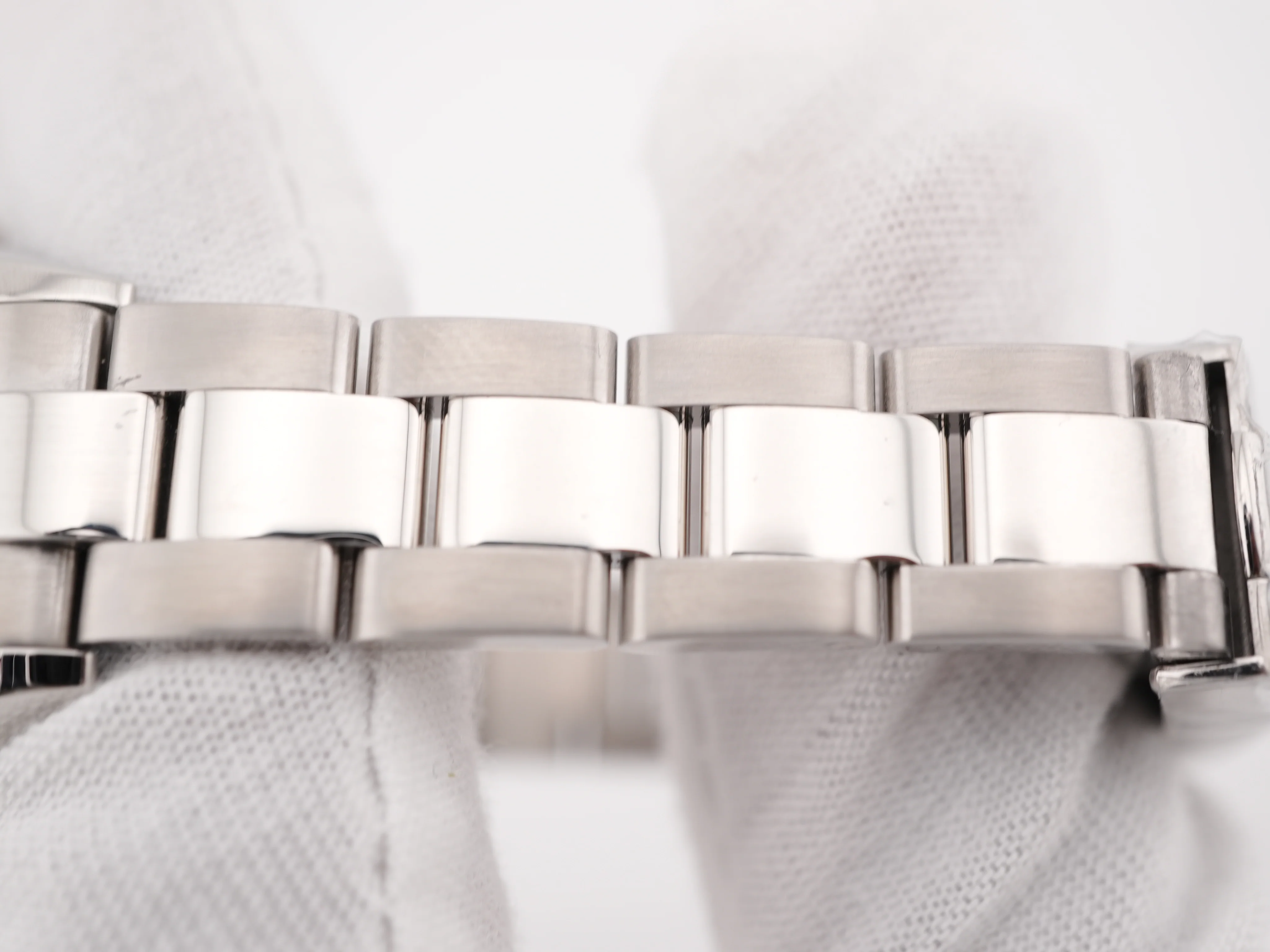 Rolex 279160 Lady-Datejust 28 mm Smooth Bezel Silver Dial Oyster Bracelet Box and Papers 2022 - Image 6