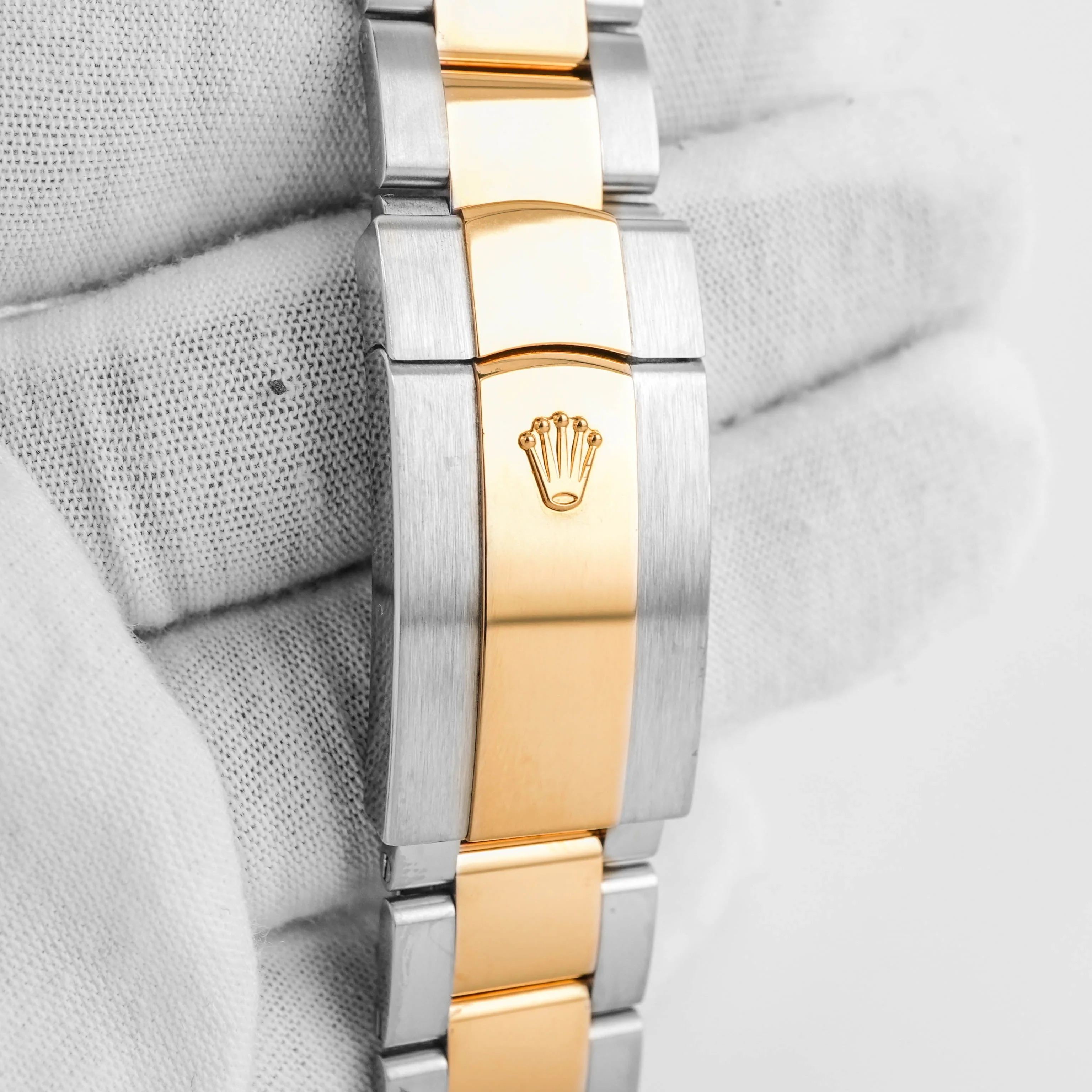 Rolex 326933 Sky-Dweller 42 mm 18K Yellow Gold Champagne Dial Oyster Bracelet Box and Papers 2022 - Image 5