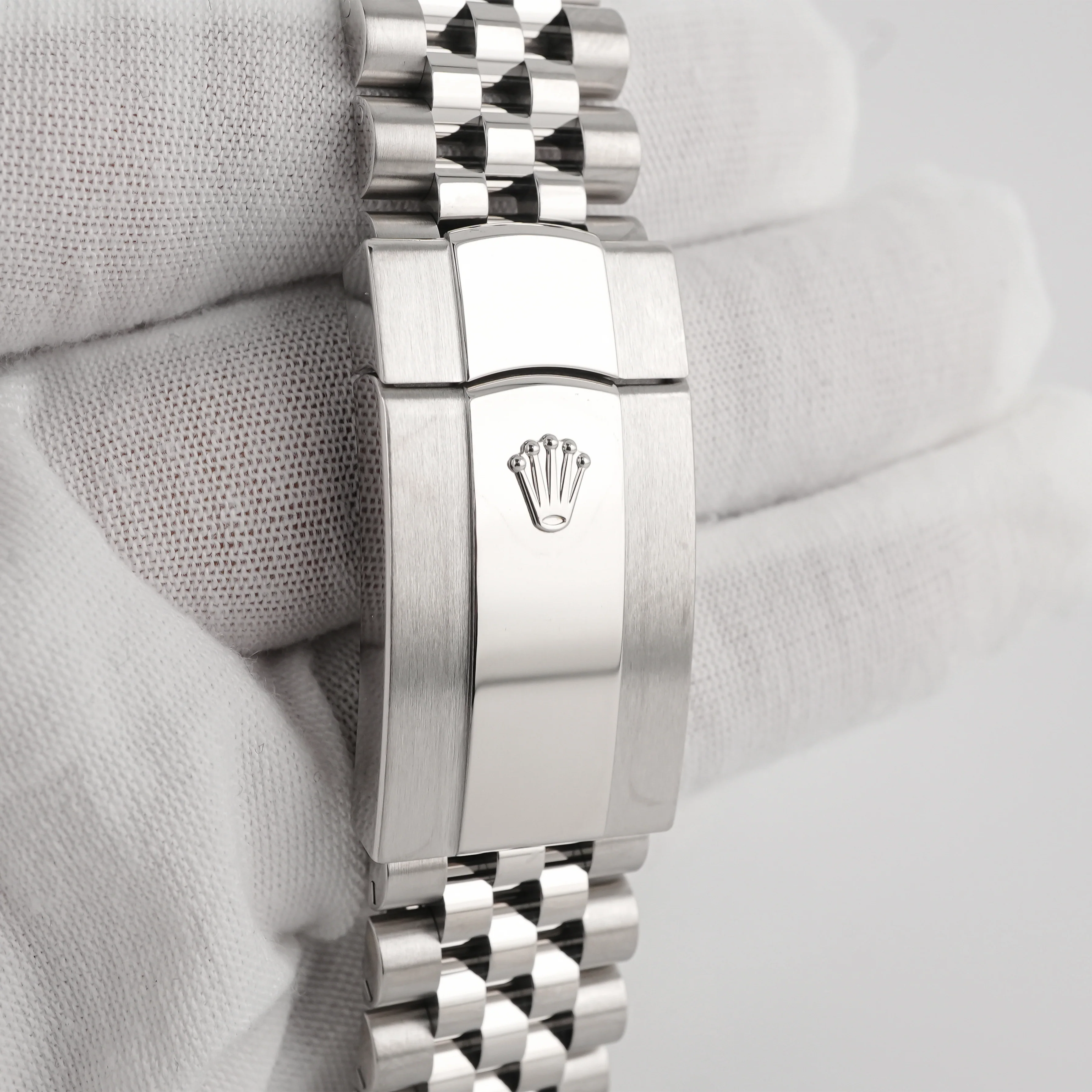 Rolex 326934 Sky-Dweller 42 mm Fluted Bezel Black Index Dial Jubilee Bracelet Box and Papers 2023 - Image 4