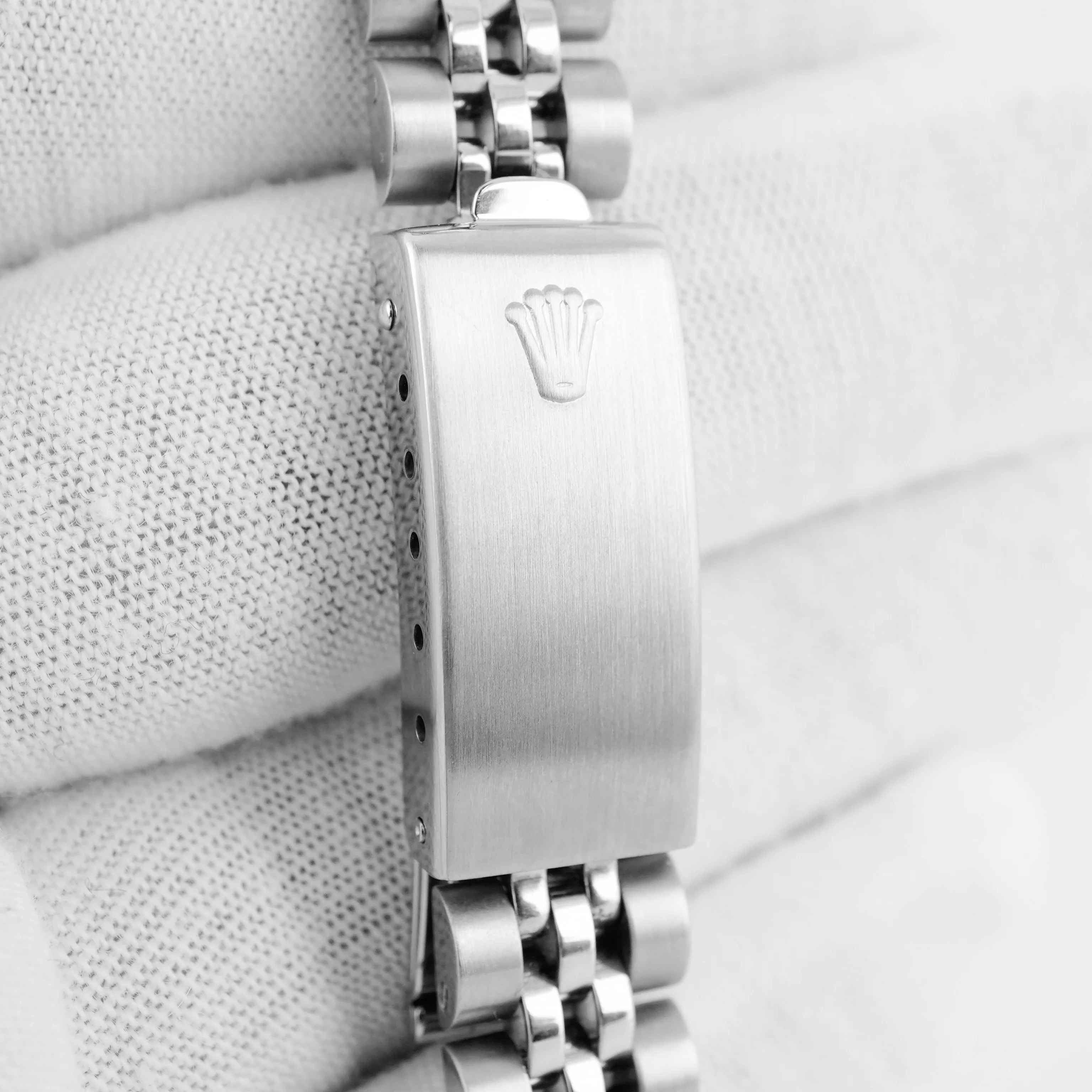 Rolex 69174 Lady-Datejust 26 mm Fluted Bezel Salmon Roman Dial Jubilee Bracelet Box and Papers 1993 - Image 5
