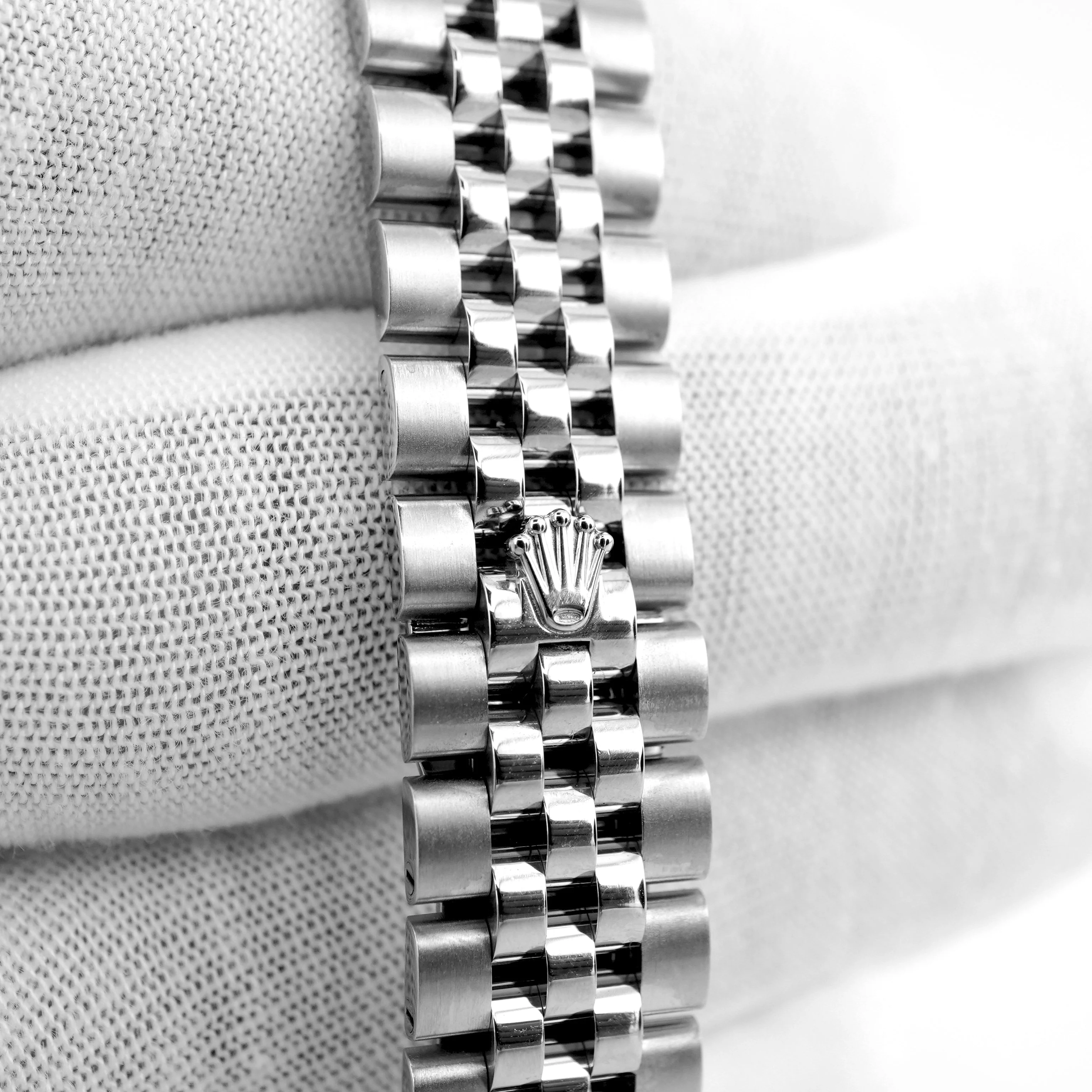 Rolex 279174 Lady-Datejust 28 Fluted Bezel White Roman Dial Jubilee Bracelet Box and Papers 2019 - Image 6